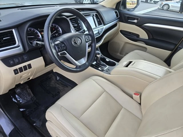 2019 Toyota Highlander - Image 8 of 12