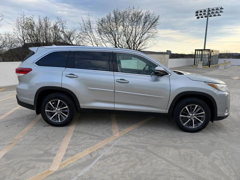 2019 Toyota Highlander - Image 2 of 12