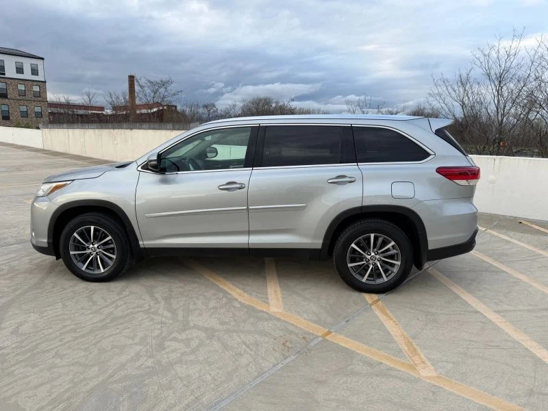 2019 Toyota Highlander - Image 8 of 12