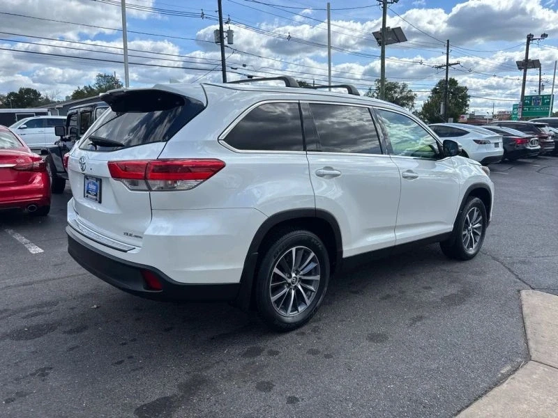 2019 Toyota Highlander - Image 8 of 12