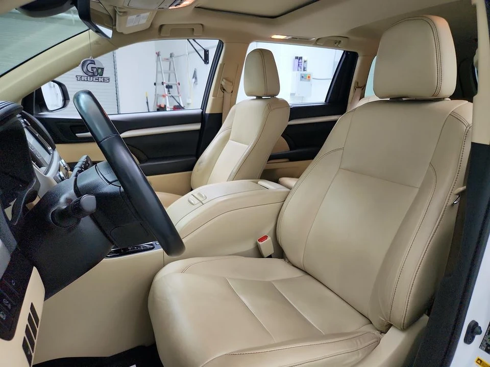 2019 Toyota Highlander - Image 14 of 21