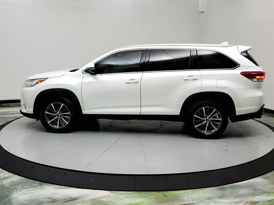 2019 Toyota Highlander - Image 8 of 12