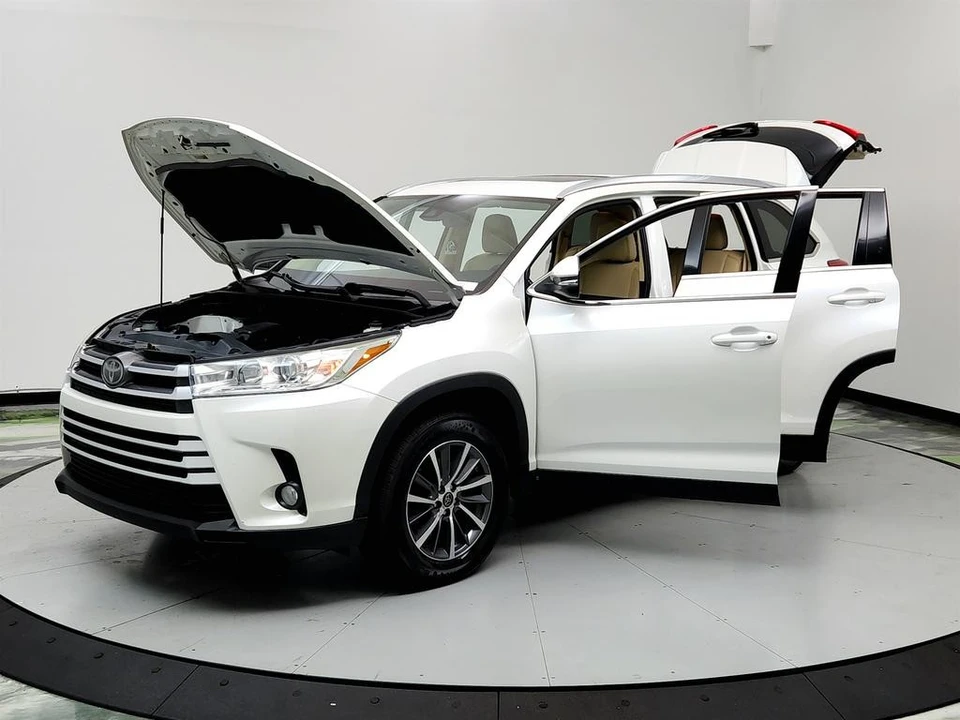 2019 Toyota Highlander - Image 9 of 21