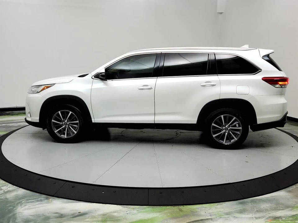 2019 Toyota Highlander - Image 8 of 12
