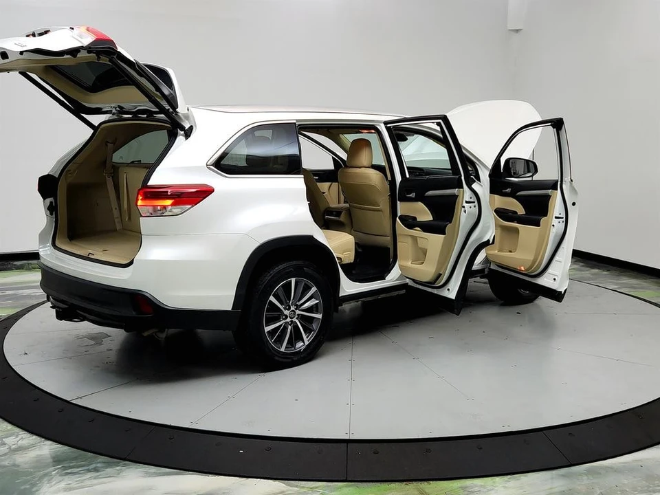 2019 Toyota Highlander - Image 11 of 12