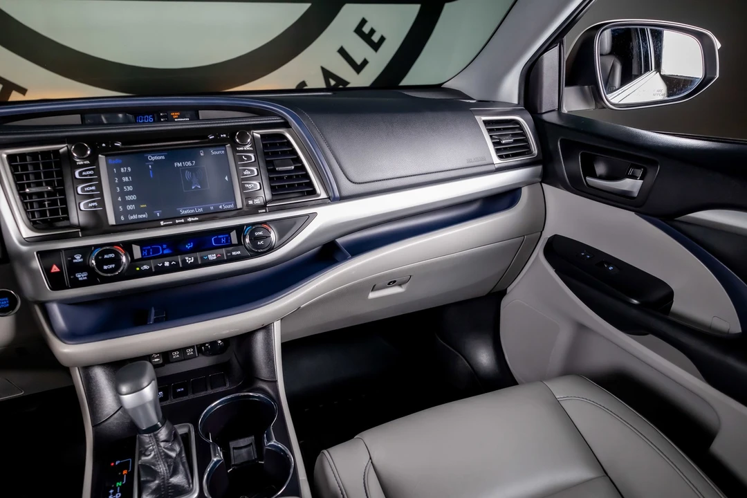 2019 Toyota Highlander - Image 8 of 12