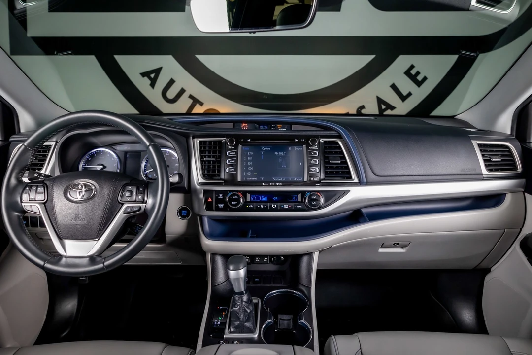 2019 Toyota Highlander - Image 2 of 12