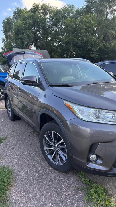 2019 Toyota Highlander - Image 2 of 9