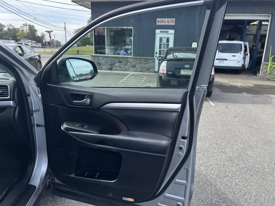 2019 Toyota Highlander - Image 11 of 21