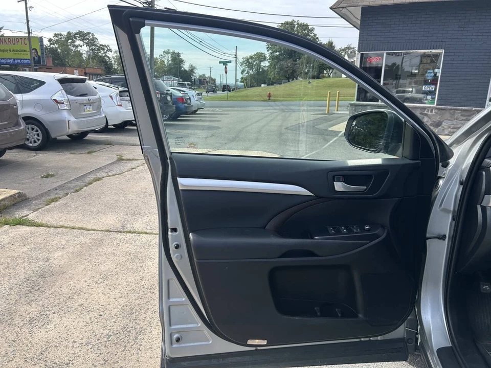 2019 Toyota Highlander - Image 9 of 21
