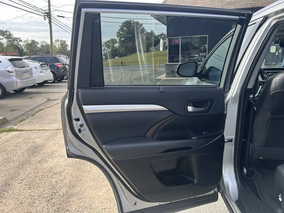 2019 Toyota Highlander - Image 10 of 21