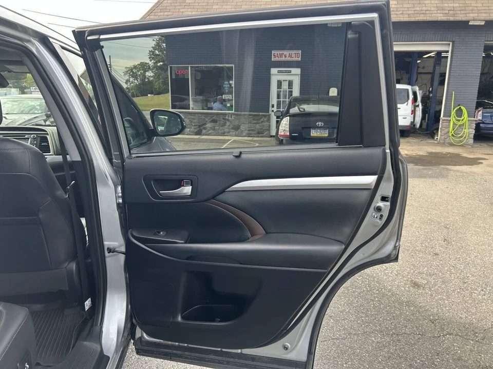 2019 Toyota Highlander - Image 12 of 21