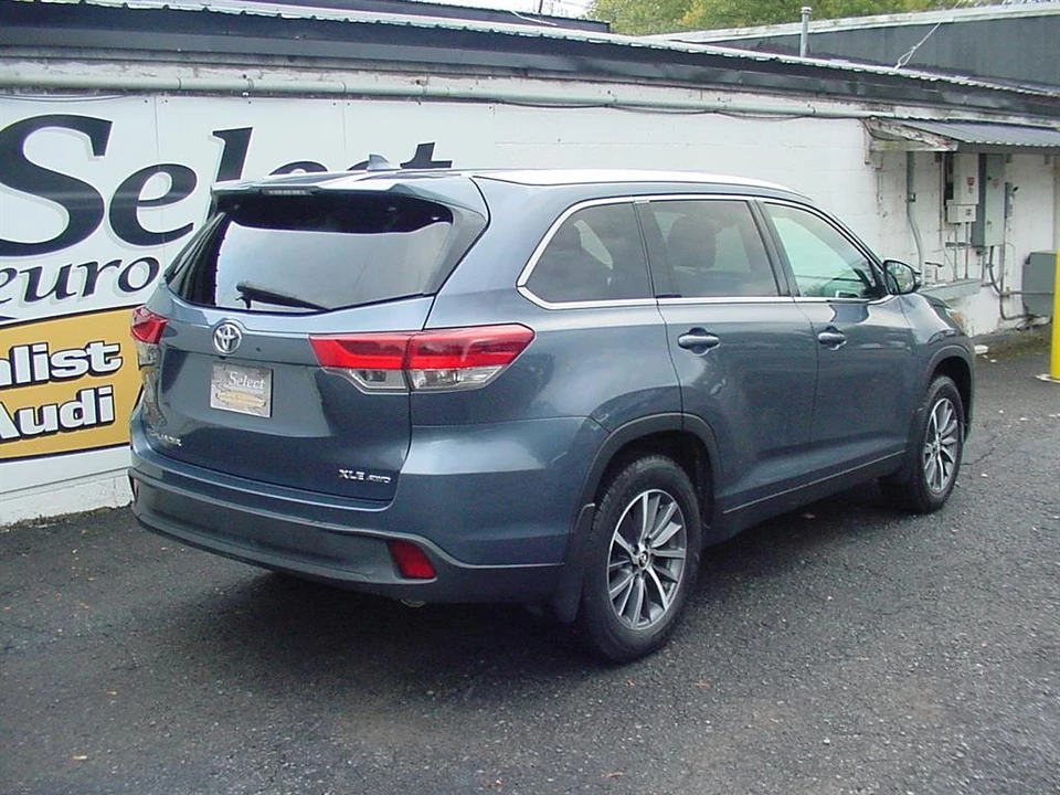 2019 Toyota Highlander - Image 2 of 12