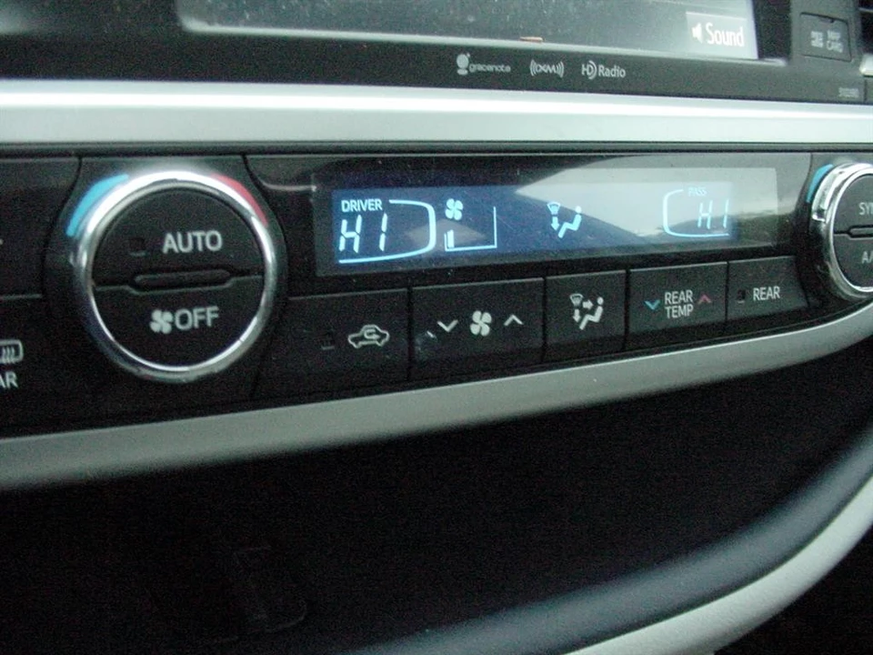 2019 Toyota Highlander - Image 19 of 21