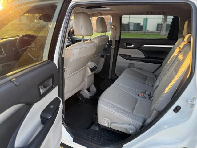 2019 Toyota Highlander - Image 17 of 21
