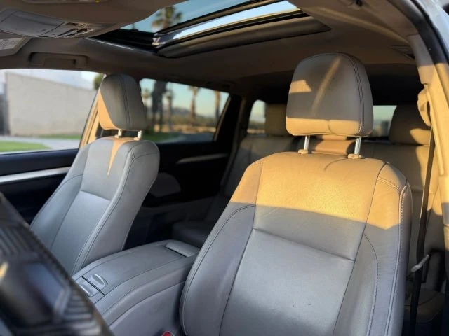 2019 Toyota Highlander - Image 12 of 21