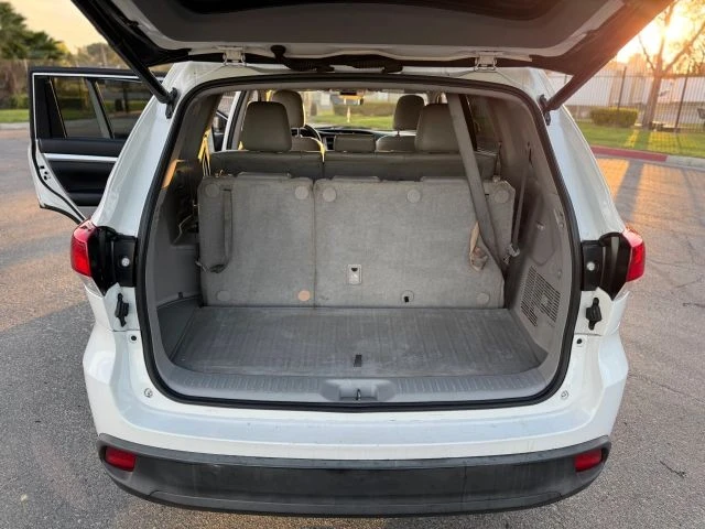 2019 Toyota Highlander - Image 19 of 21