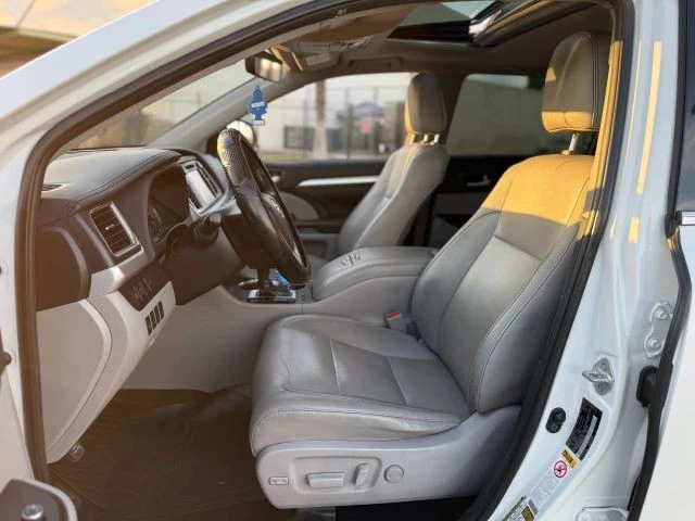 2019 Toyota Highlander - Image 11 of 21