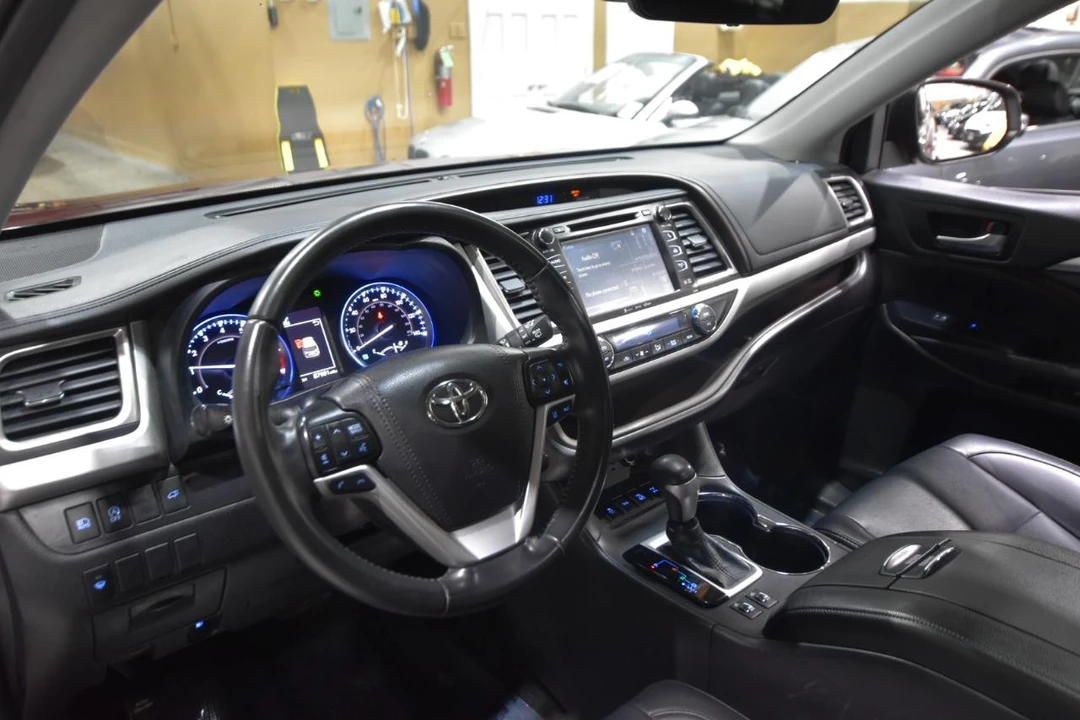 2019 Toyota Highlander - Image 14 of 31