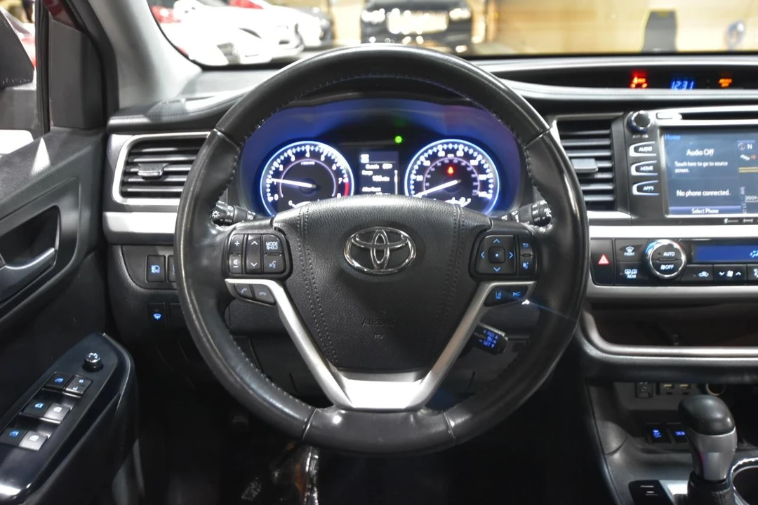 2019 Toyota Highlander - Image 15 of 31