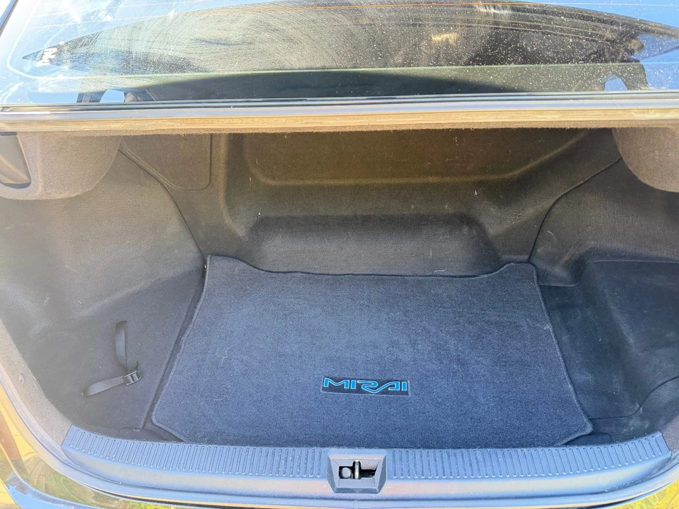 2019 Toyota Mirai - Image 16 of 18