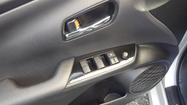 2019 Toyota Prius 4th Gen - Image 10 of 17