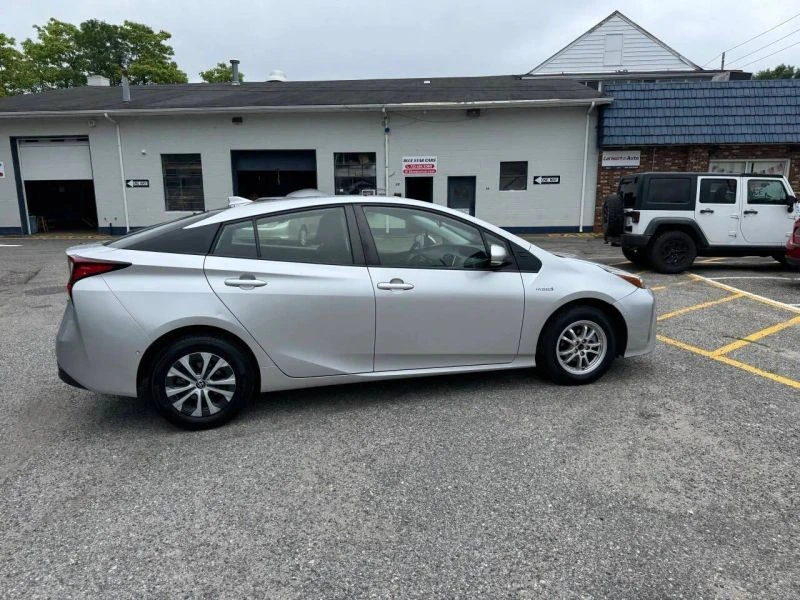 2019 Toyota Prius 4th Gen - Image 9 of 12