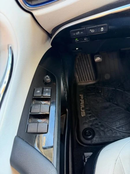 2019 Toyota Prius 4th Gen - Image 9 of 12