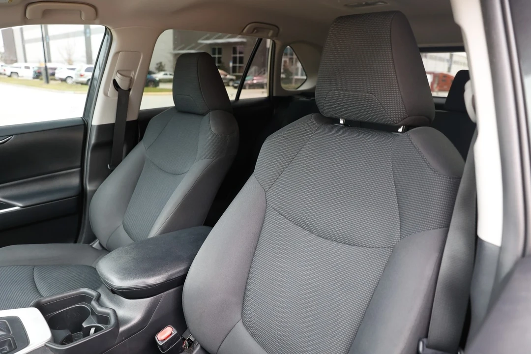 2019 Toyota RAV4 5th Gen - Image 6 of 12