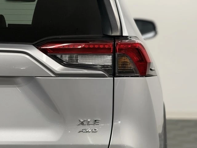 2019 Toyota RAV4 5th Gen - Image 7 of 12