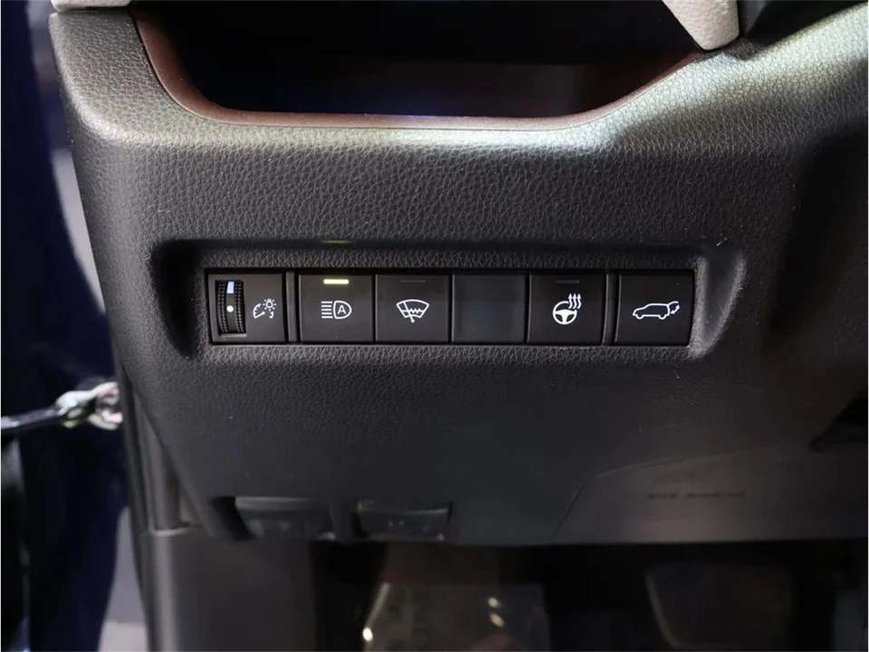 2019 Toyota RAV4 5th Gen - Image 13 of 31