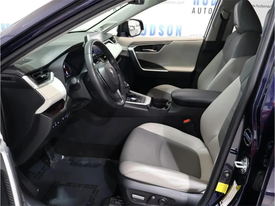 2019 Toyota RAV4 5th Gen - Image 14 of 31