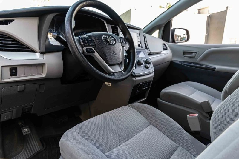 2019 Toyota Sienna 3rd Gen - Image 7 of 12