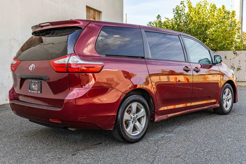 2019 Toyota Sienna 3rd Gen - Image 6 of 12