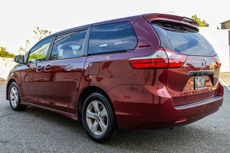 2019 Toyota Sienna 3rd Gen - Image 4 of 12