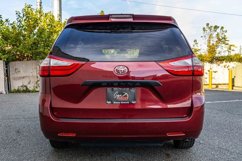 2019 Toyota Sienna 3rd Gen - Image 5 of 12