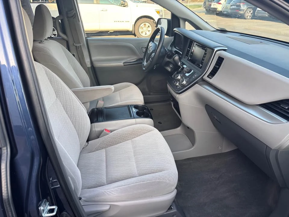 2019 Toyota Sienna 3rd Gen - Image 5 of 6
