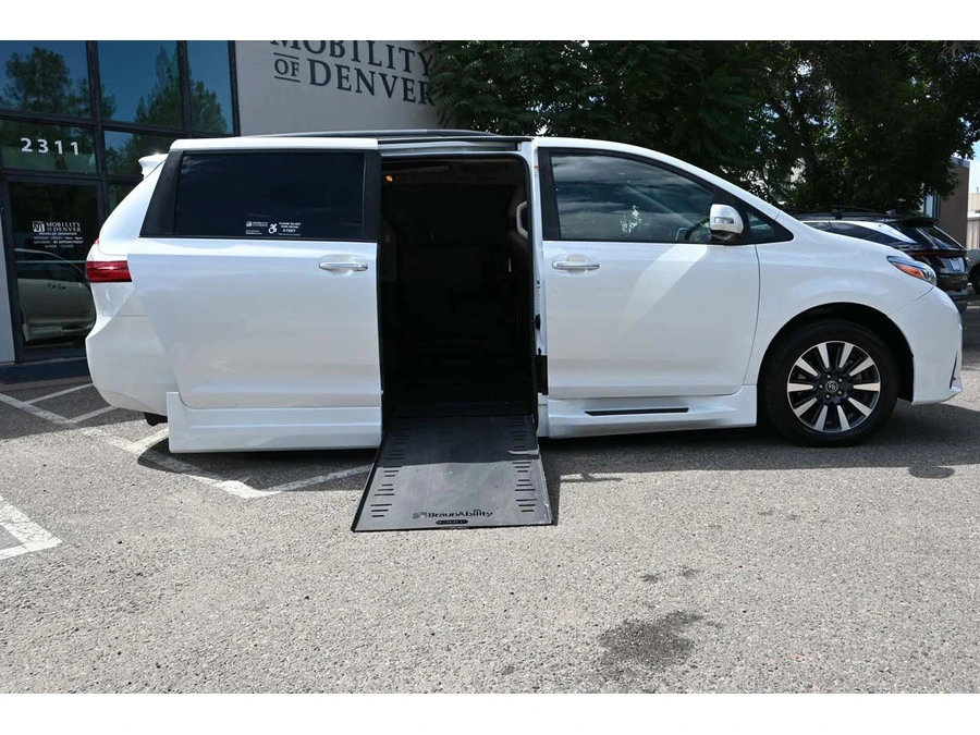 2019 Toyota Sienna 3rd Gen - Image 17 of 21