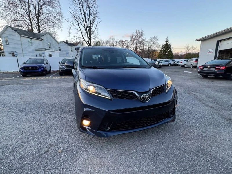 2019 Toyota Sienna 3rd Gen - Image 4 of 12