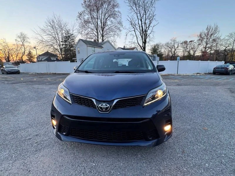 2019 Toyota Sienna 3rd Gen - Image 3 of 12
