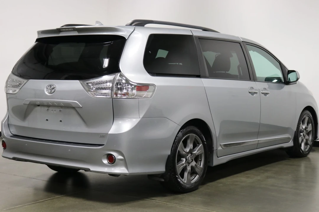 2019 Toyota Sienna 3rd Gen - Image 9 of 12