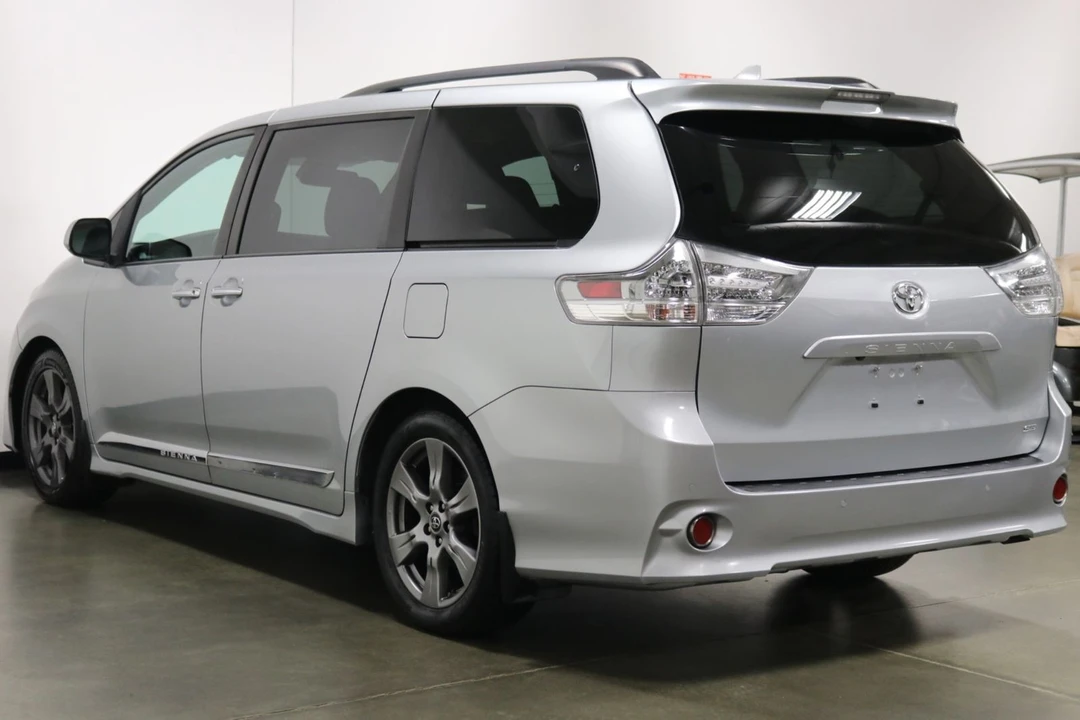 2019 Toyota Sienna 3rd Gen - Image 6 of 12