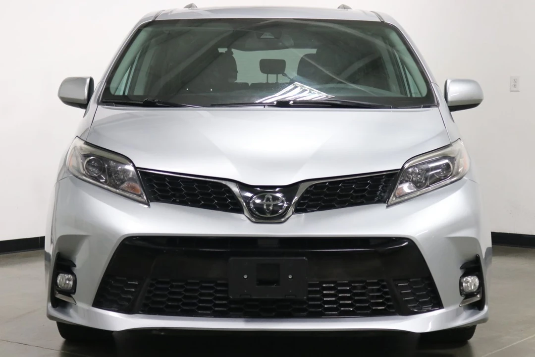2019 Toyota Sienna 3rd Gen - Image 3 of 12