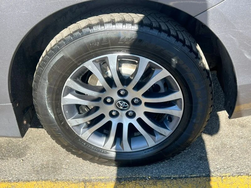 2019 Toyota Sienna 3rd Gen - Image 9 of 12