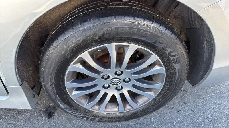 2019 Toyota Sienna 3rd Gen - Image 9 of 12