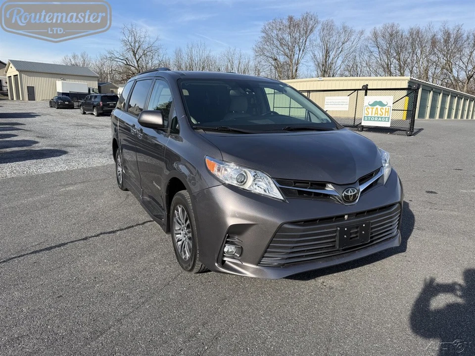 2019 Toyota Sienna 3rd Gen - Image 7 of 12