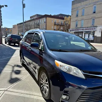 2019 Toyota Sienna XLE