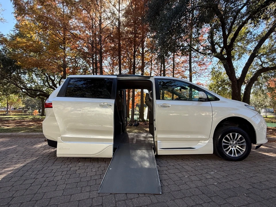 2019 Toyota Sienna 3rd Gen - Image 2 of 21