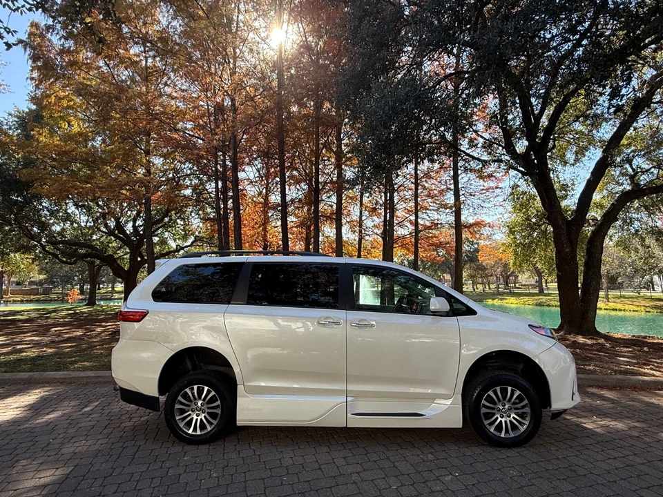 2019 Toyota Sienna 3rd Gen - Image 12 of 21