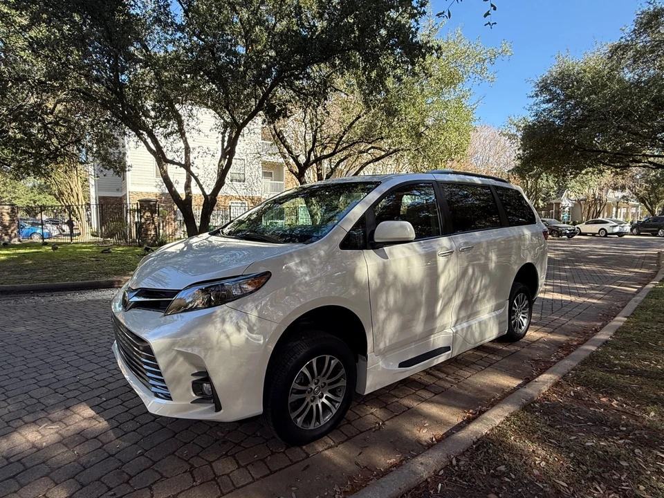 2019 Toyota Sienna 3rd Gen - Image 9 of 21